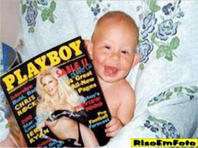 Bebê segurando revista Playboy