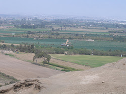 Ubicado entre el Valle de Lurín y el Mar de Grau