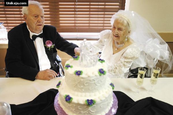 image 2 Ulang Tahun ke 100, Wanita Ini Dinikahi Kekasihnya