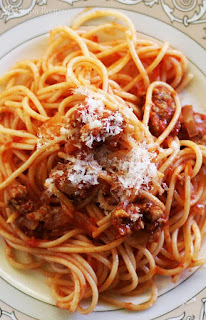 Spaghette milaneze cu carnaciori si busuioc