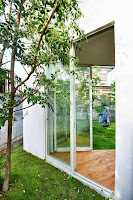 Tokyo Curved Wall House Design With A Bright White Facade And Lots of Glazing Tokyo Curved Wall House Design With A Bright White Facade And Lots of Glazing