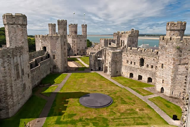 CASTELO DE CAERNARFON - CAERNARFON, GWYNEDD, PAÍS DE GALES CASTELO DE CAERNARFON - CAERNARFON, GWYNEDD, PAÍS DE GALES