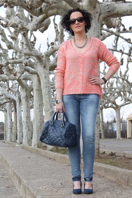 LIGHT PINK PULLOVER + BLUE JEANS - Black Dress Inspiration