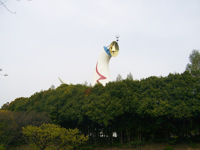 太陽の塔（未来を表す上部の黄金の顔）の横顔