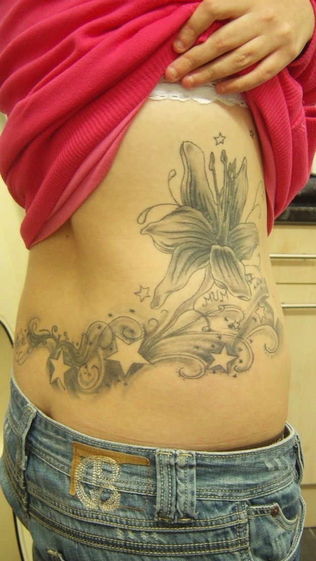 fotos de tatuajes: Tatuajes de flores y estrellas