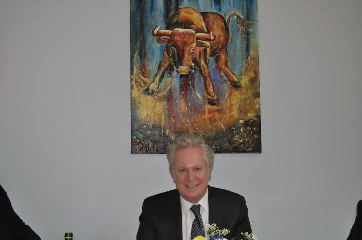 Jean Charest devant une toile que j'ai crée.