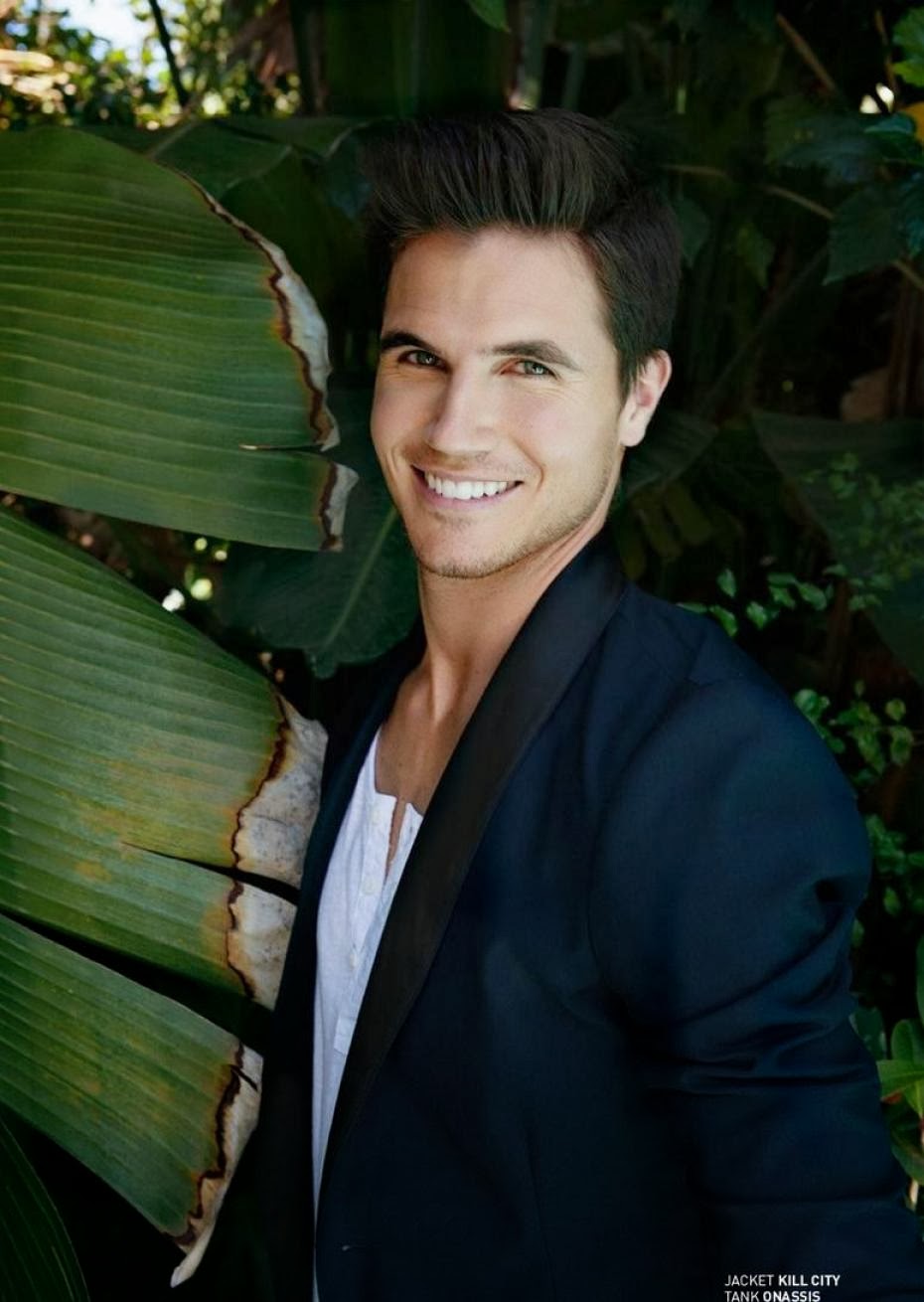 Celebrities: ROBBIE AMELL