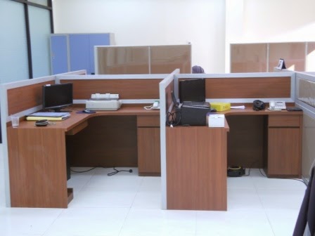 Meja + Partisi Untuk 24 Staff, Front Desk, Back Panel, Font Perusahaan Dan Conference Table