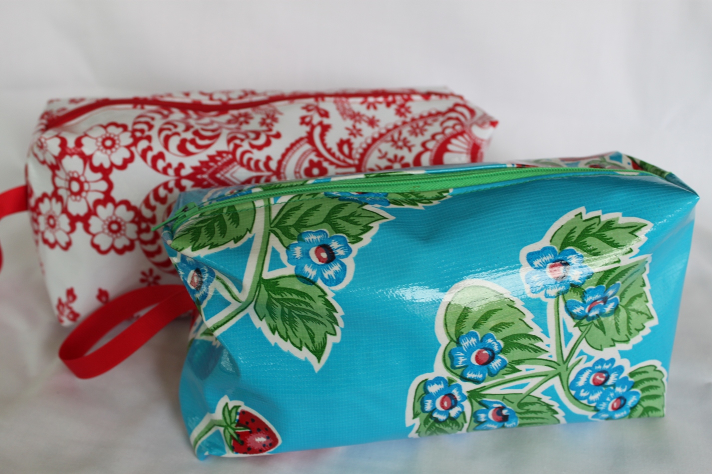 Sew Delicious Oilcloth Toiletries Bag Tutorial
