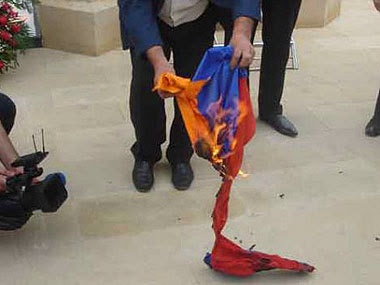 Bakú quema bandera de Armenia