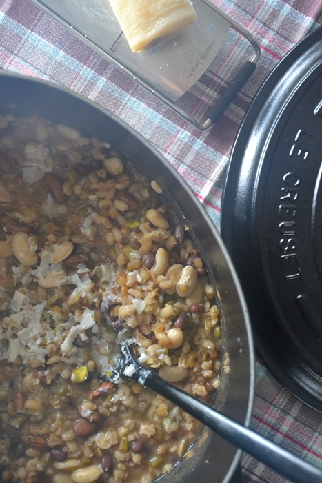 zuppa di legumi e cereali al miso con scaglie di pecorino ai pistacchi