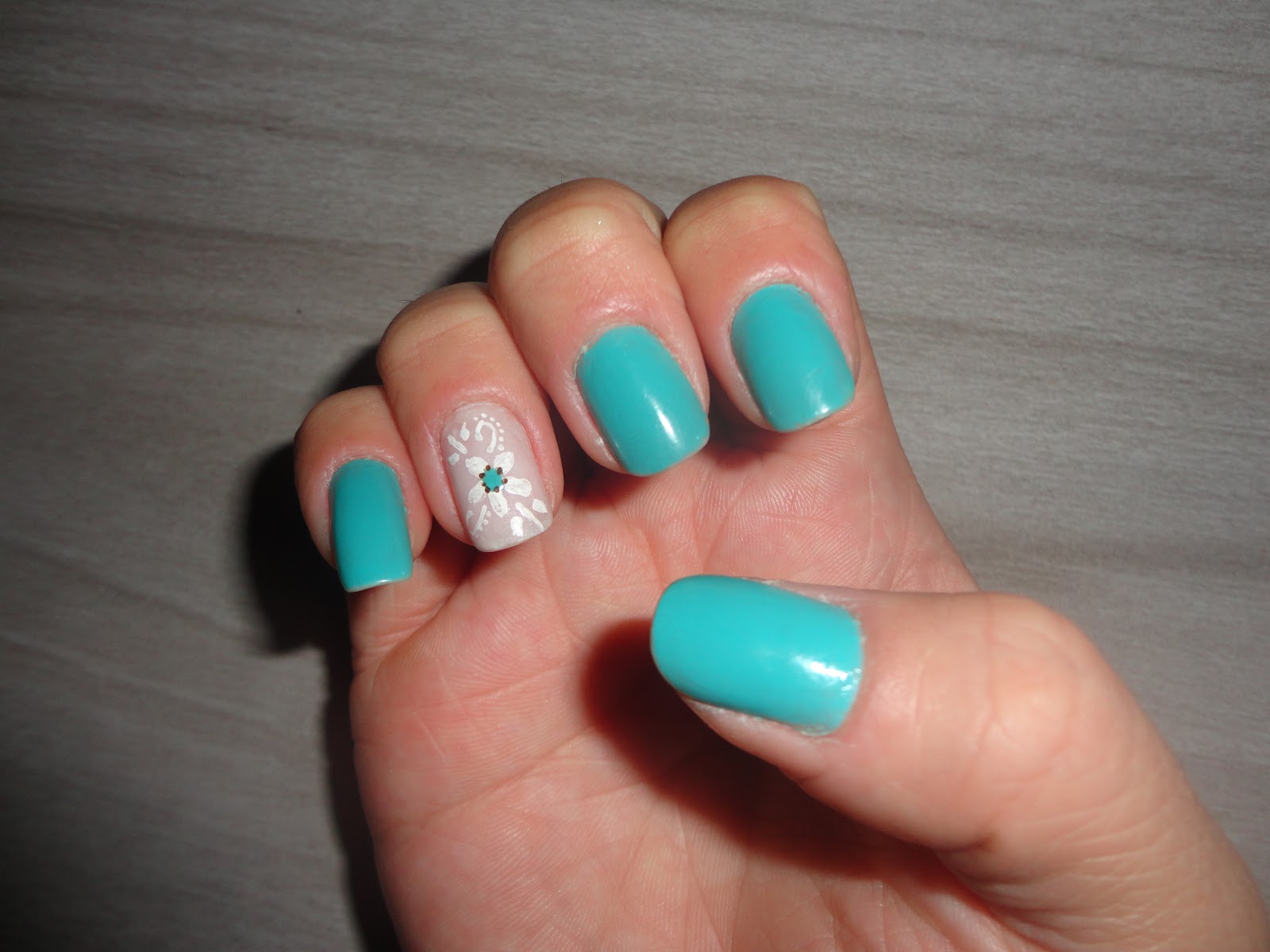 Pronta Para Brilhar: Unha Verde-água