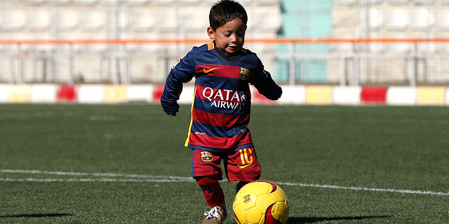 Piedra OnLine: El niño de la bolsa-camiseta de Messi cumple uno de sus sueños