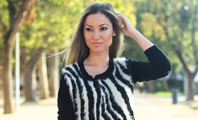 Num destes dias de Outono, com sol e vento, decidi escolher o Rosa Quartzo para o Look do dia. Esta é a cor do ano 2016, segundo a Pantone... Outfit. Molly Bracken sweater. Jeans rosa. Padrão de zebra. Tendências Outono/Inverno 2015 2016. Michael Kors. Style Statement. Blog de moda portugal