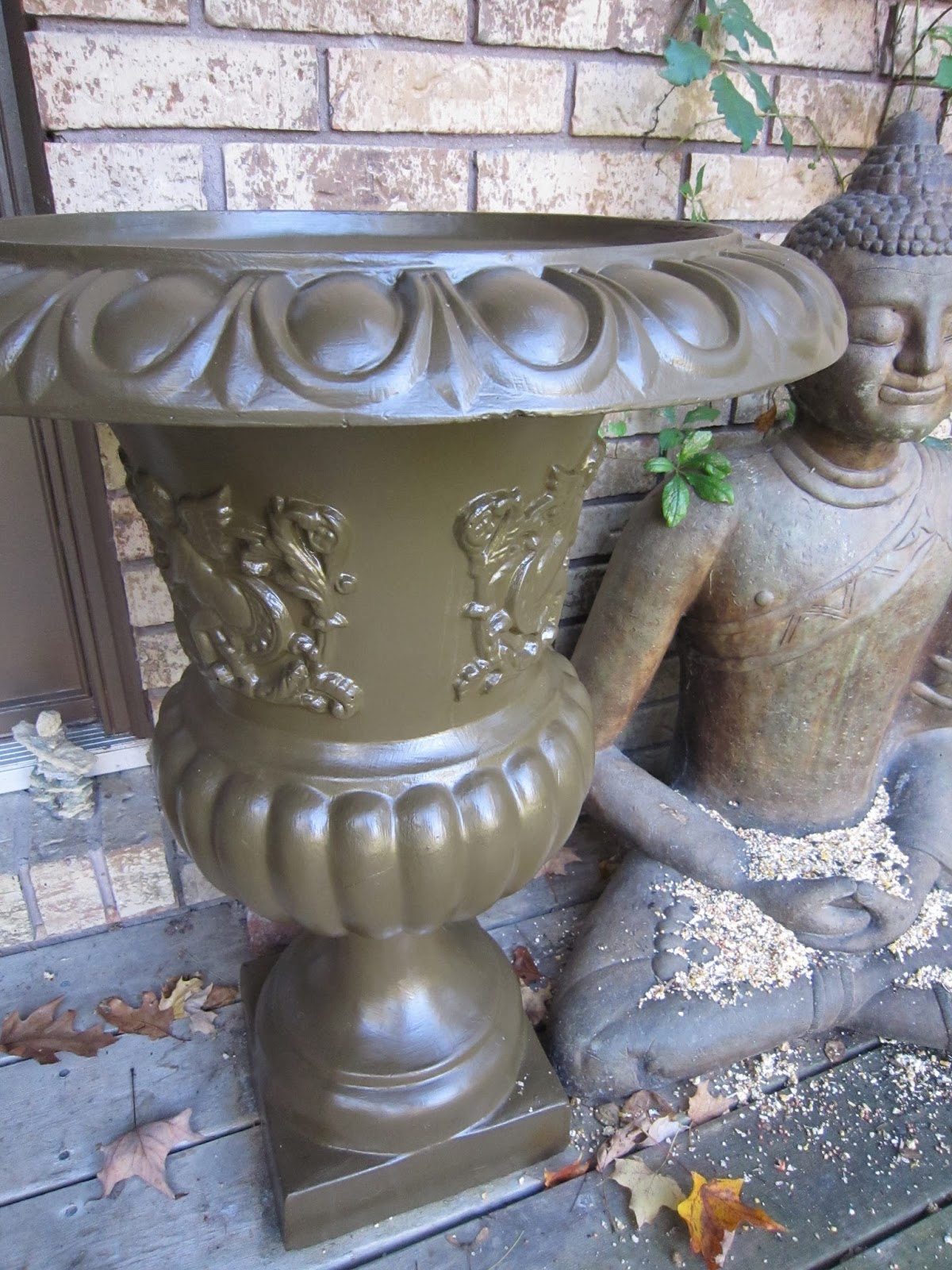 Hipknitized DIY Spring Project, Painting Outdoor Urns