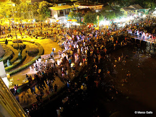 LOY KRATHONG. FLORES EN EL AGUA, BANGKOK. TAILANDIA