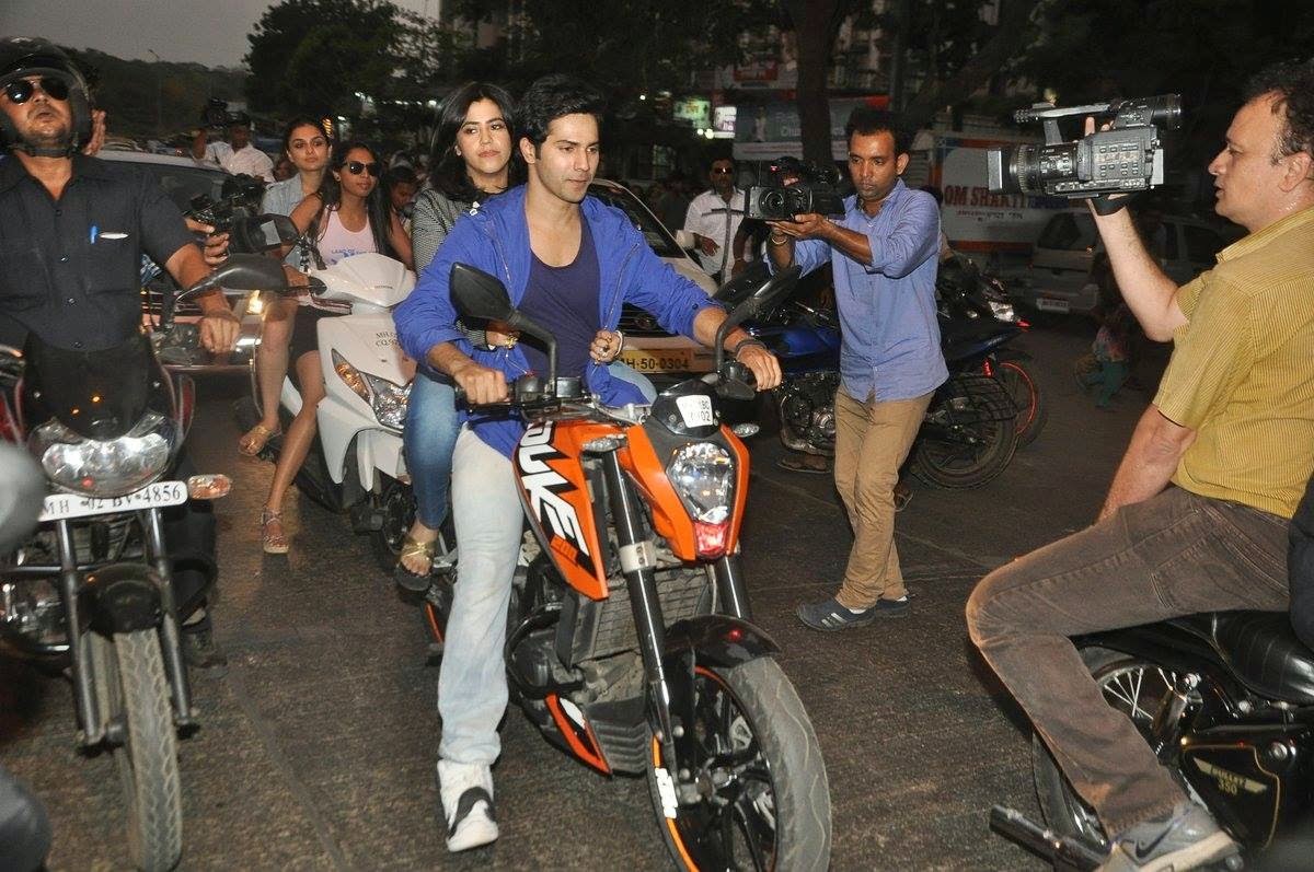 Varun Dhawan Takes Ekta Kapoor For Bike Ride To Promote Main Tera Hero Bollympix 1:03 mtunes hd 22 404 #bikes@dinos: bollympix blogger