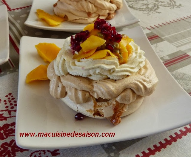 Pavlova mangue, fruit de la passion, grenade