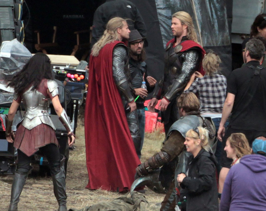 http://1.bp.blogspot.com/-DX70wefdHmE/UE-wx-OjARI/AAAAAAAADno/vYyXXCPcpI0/s1600/chris-hemsworth-thor-2-rodaje-06.jpeg