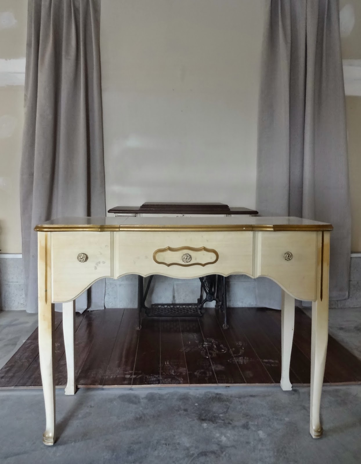 {createinspire} Vintage French Provincial Vanity