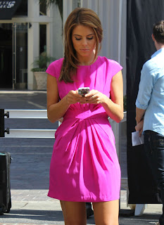 Maria Menounos typing a message on her phone