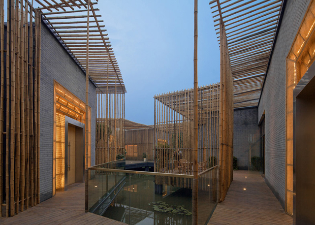 Casa de chás tem corredores de bambu