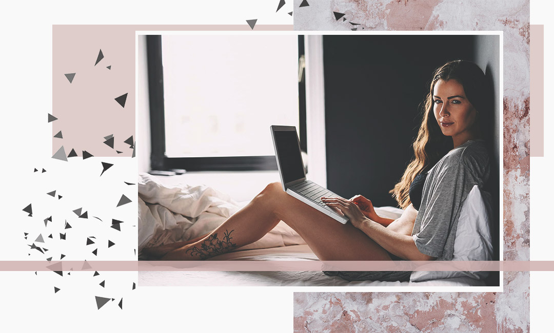 Худая красивая сучка Джина оголяется и мастурбирует 