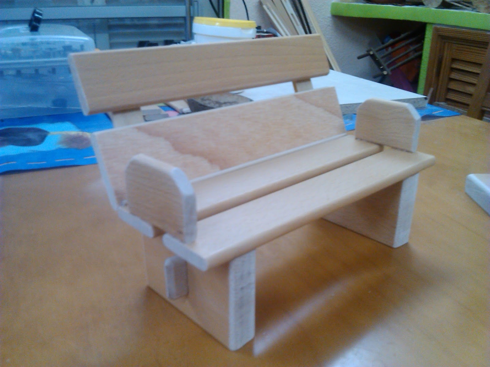 cola y fusta: Mi primer banco para sentarse