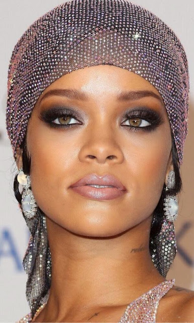 Photos: Rihanna Goes Nude | Altradope Blog