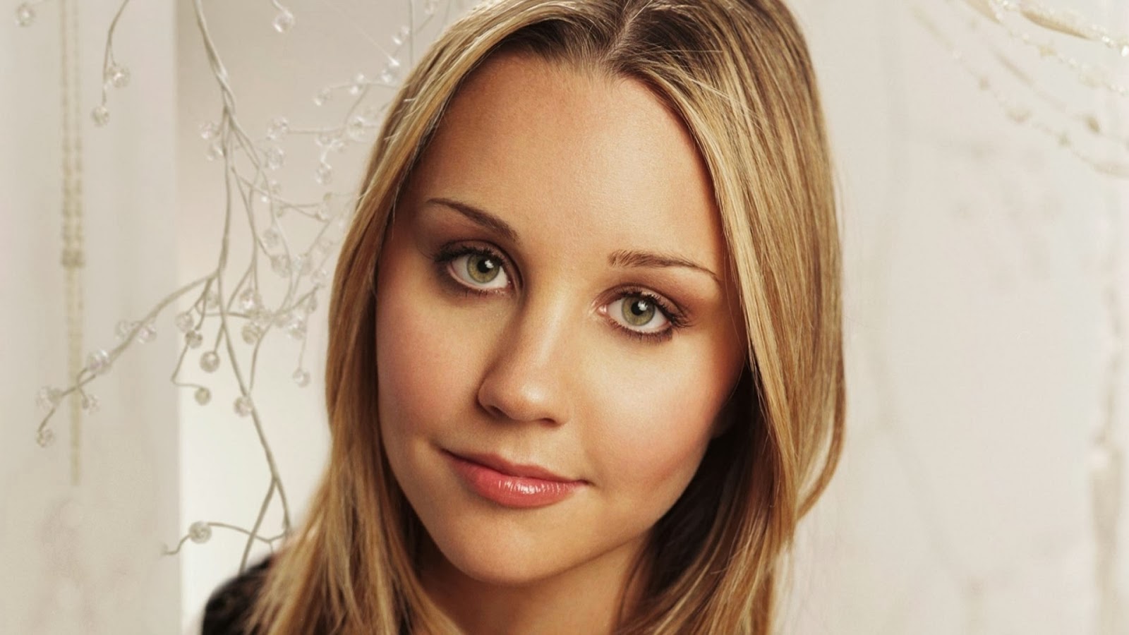 HD WALLPAPERS: Download Amanda Bynes HD Wallpapers