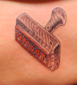 tatuaje de un sello manual de madera