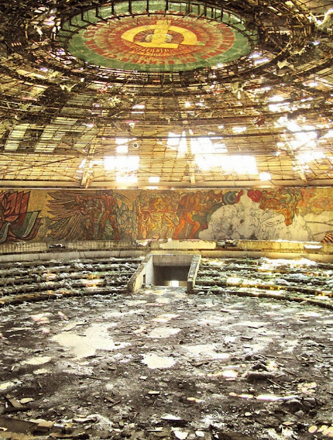 Monumento Buzludzha forma OVNI sovietico edificio