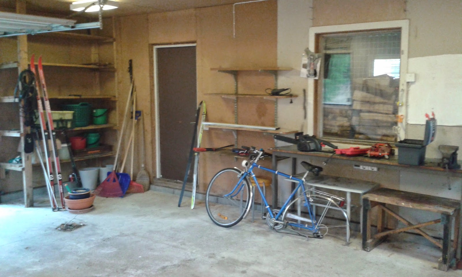 Nicke M.: Stugan: Garage och vedbod invändigt #1