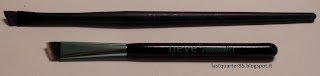 Pennello da eyeliner set Aqua a confronto con quello di Essence. Pennello da eyeliner set Aqua a confronto con quello di Essence.