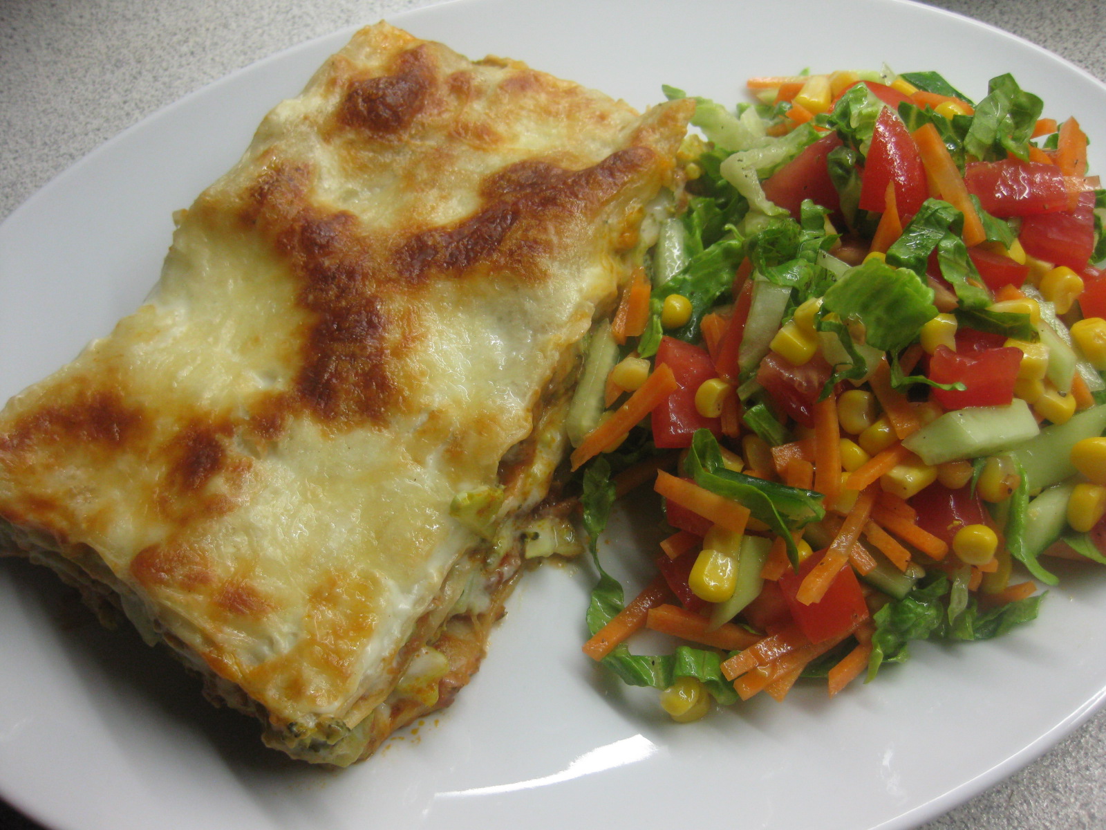 Blandet Salat Med Stekt Kylling Ferdiglaget