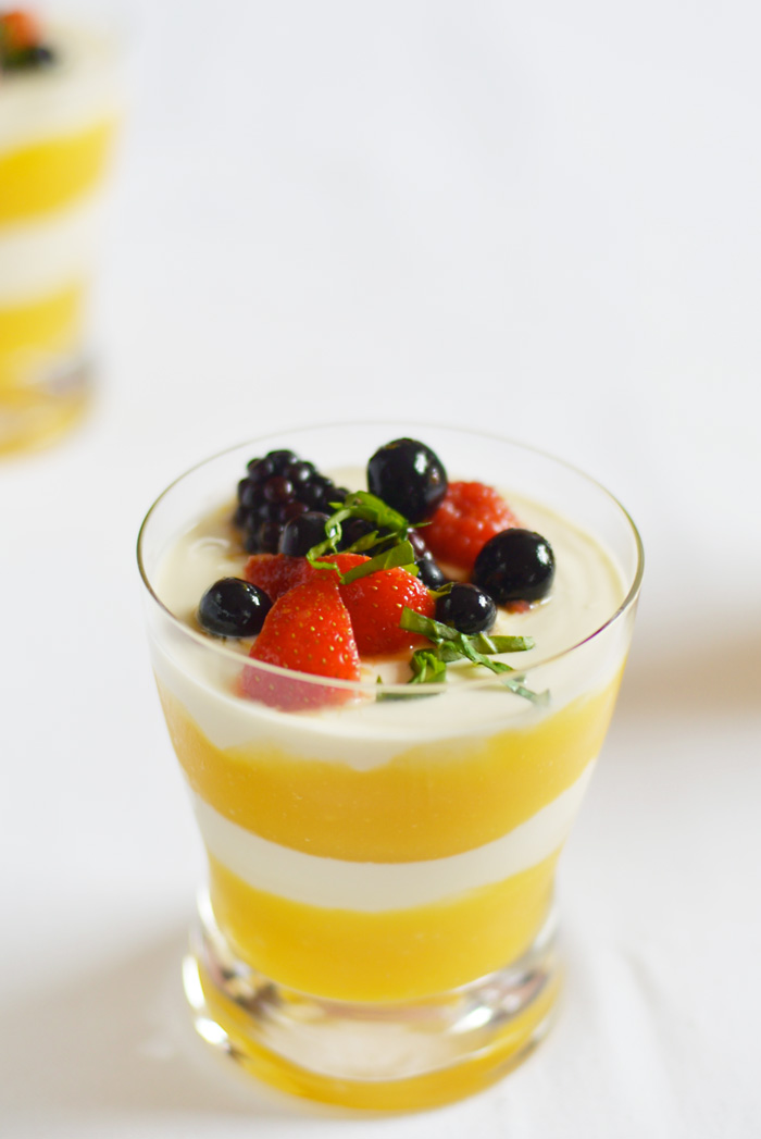 Lemon & Vanilla Mango parfaits with macerated berries / Parfaits de