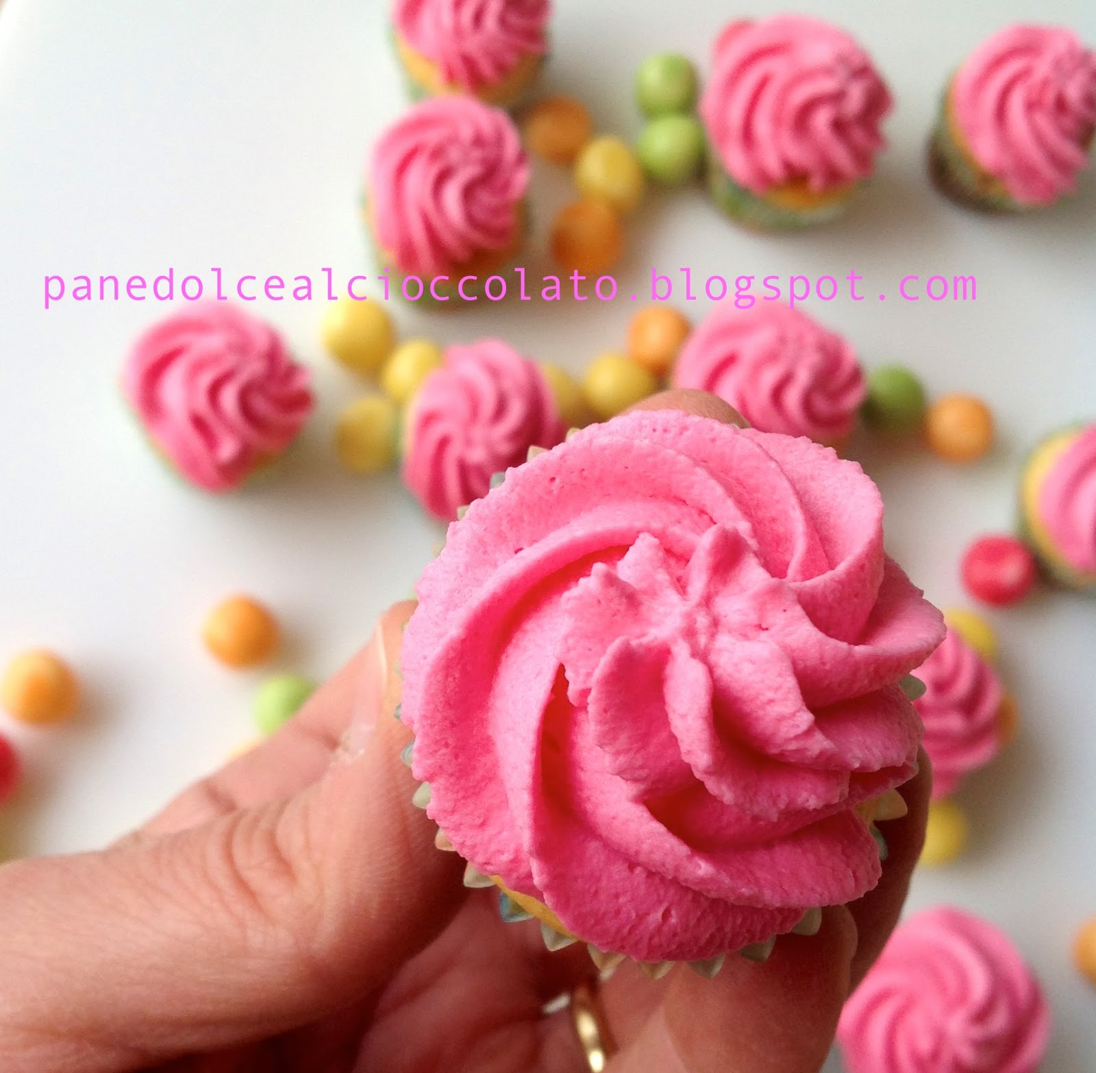 VANILLA CUPCAKE CON FROSTING ALLO YOGURT PANEDOLCEALCIOCCOLATO
