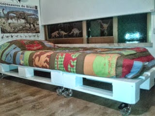 CAMA DE SOLTEIRO DE PALETE CASA COM PALLET RODIZIOS RODINHAS