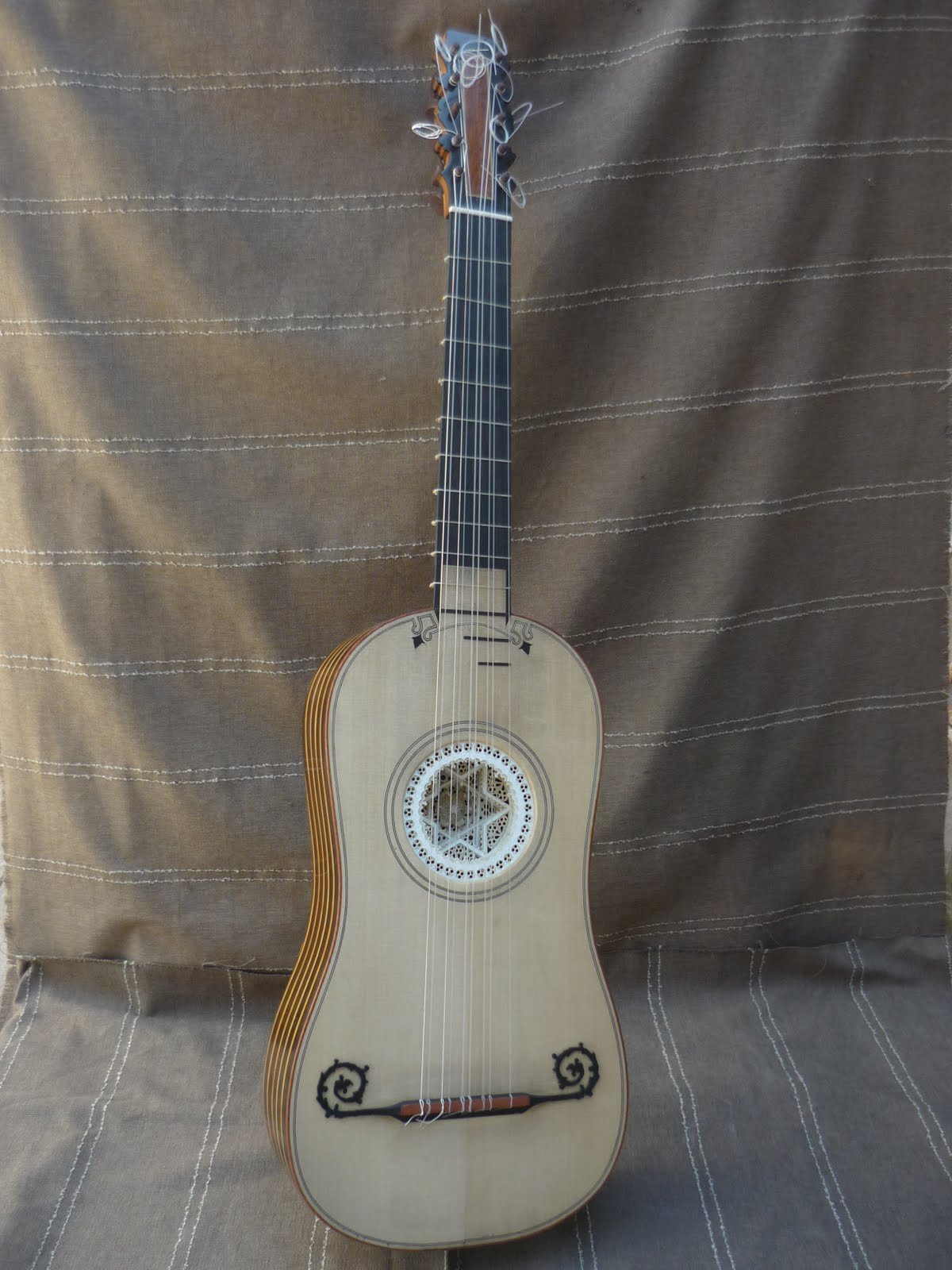 Instrumentos antiguos Zanfona o Hurdy Gurdy Guitarra Barroca