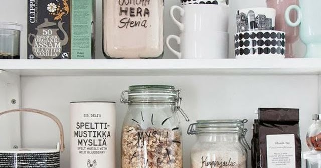 Estantes a la vista en la cocina . La Garbatella diseño de interiores