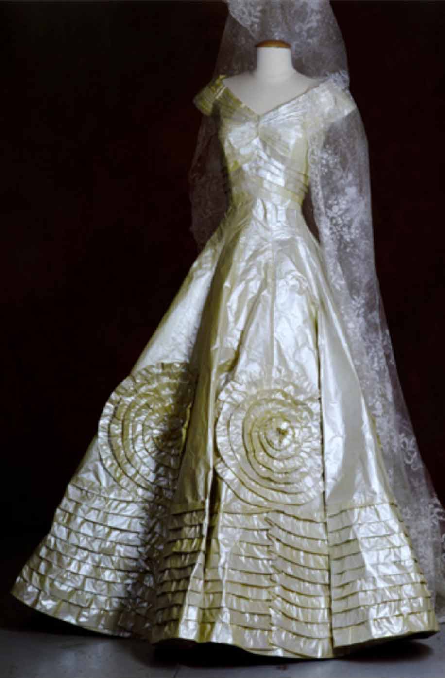 lowe ann dresses paper kennedy isabelle jackie borchgrave jacqueline designer century artist creations couture painter visual discover amazing its 16th