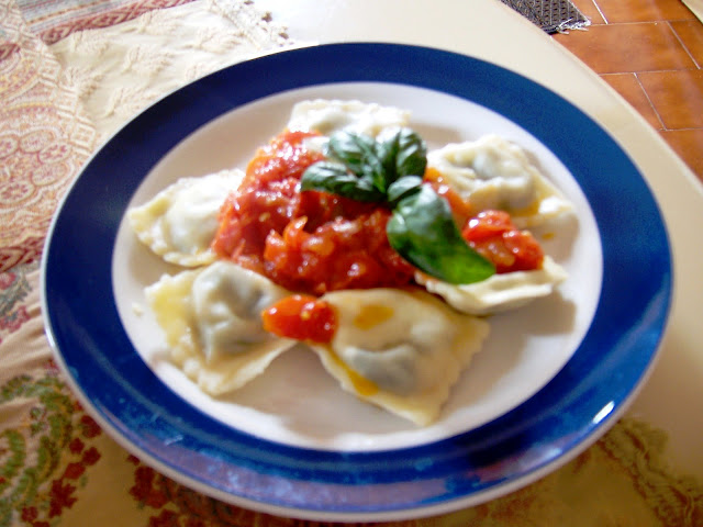 Ravioli con caciotta , borragine e pomodoro