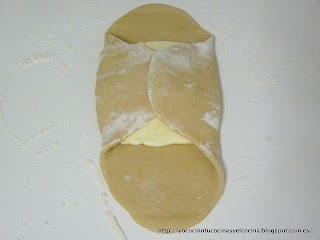 envolviendo la mantequilla con la masa paa hacer hojaldre 2