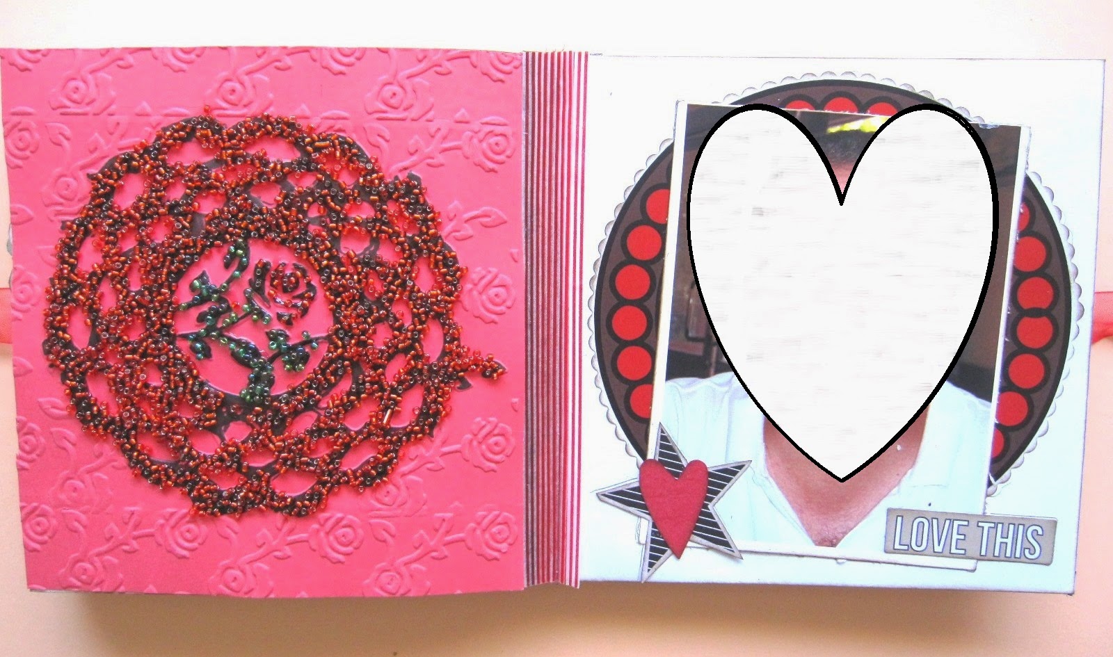 foto 4 decoración interior LOVE mini-álbum a la izquierda tarjeta roja con embossing frío de rosas y blonda y caviar embossing y a la derecha foto sobre mat tonos rojos y negros