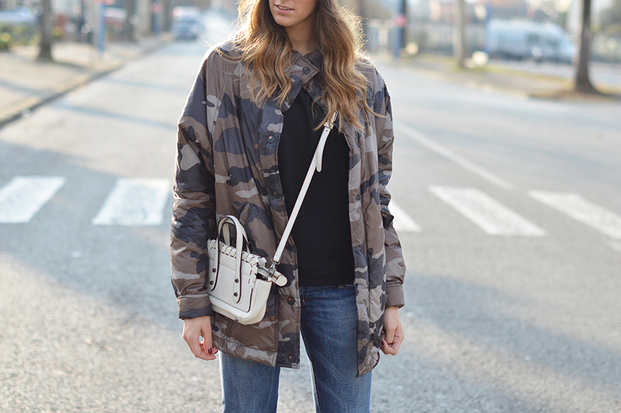 coccinelle bag, camo jacket, diesel jeans, h&m beanie, beanie, prada shoes, scarpe prada winter look fashion blogger