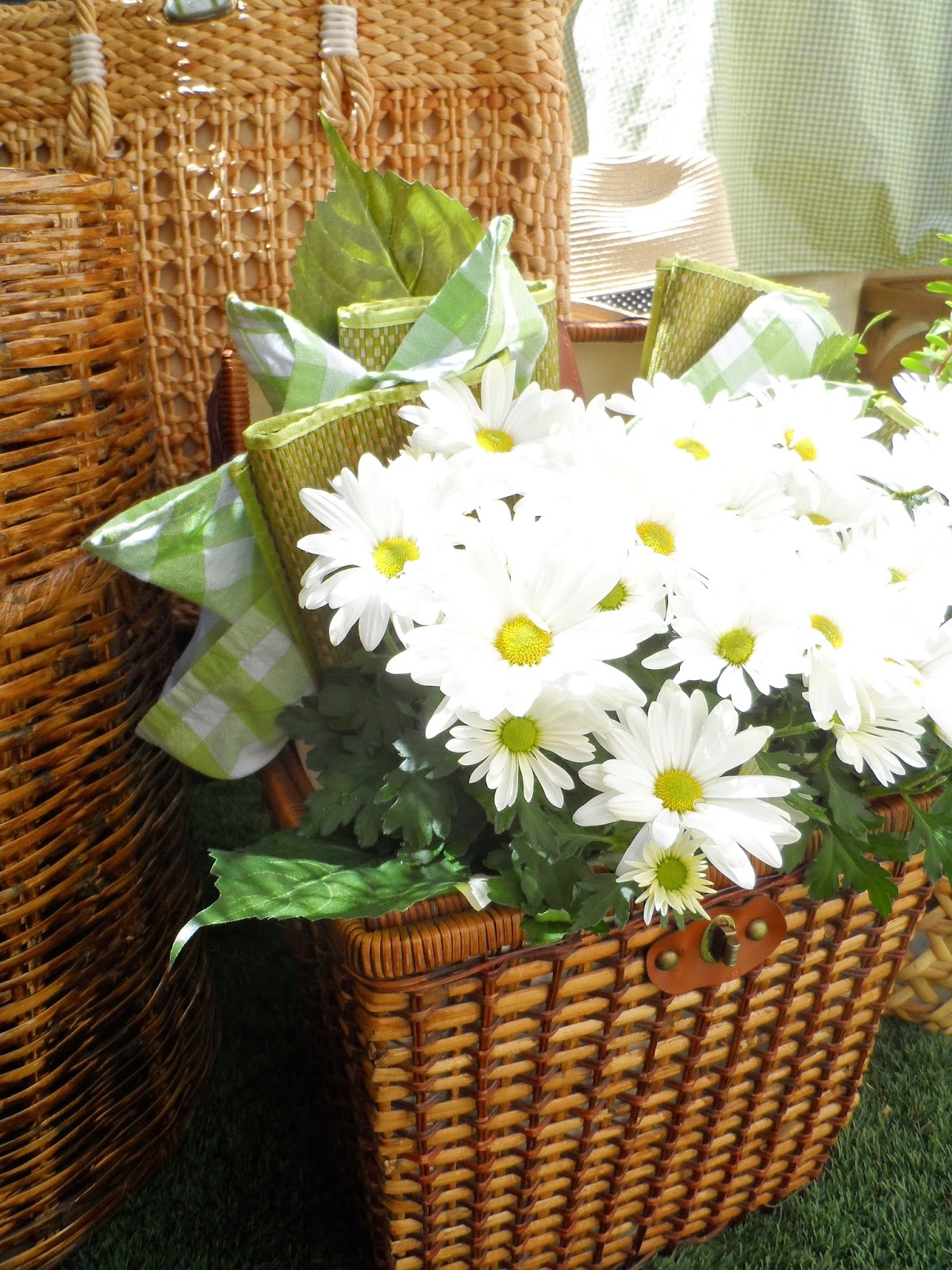FOCAL POINT STYLING HOW TO MAKE A SPRING PICNIC BASKET CENTERPIECE