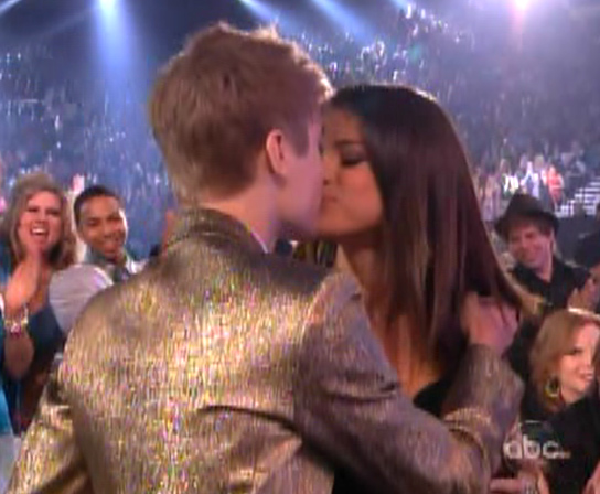 selena gomez and justin bieber kissing on the lips for real. makeup 2010 justin bieber and