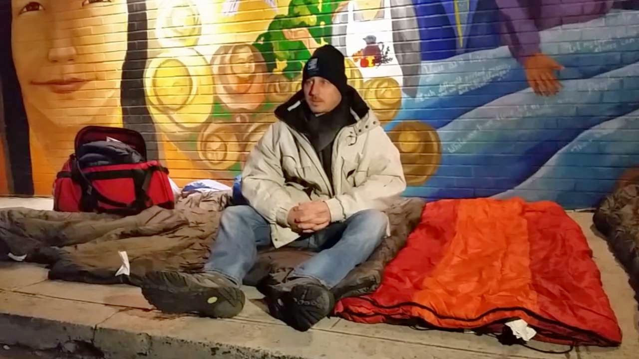 Gerente general de los Yankees duerme en la calle de NY