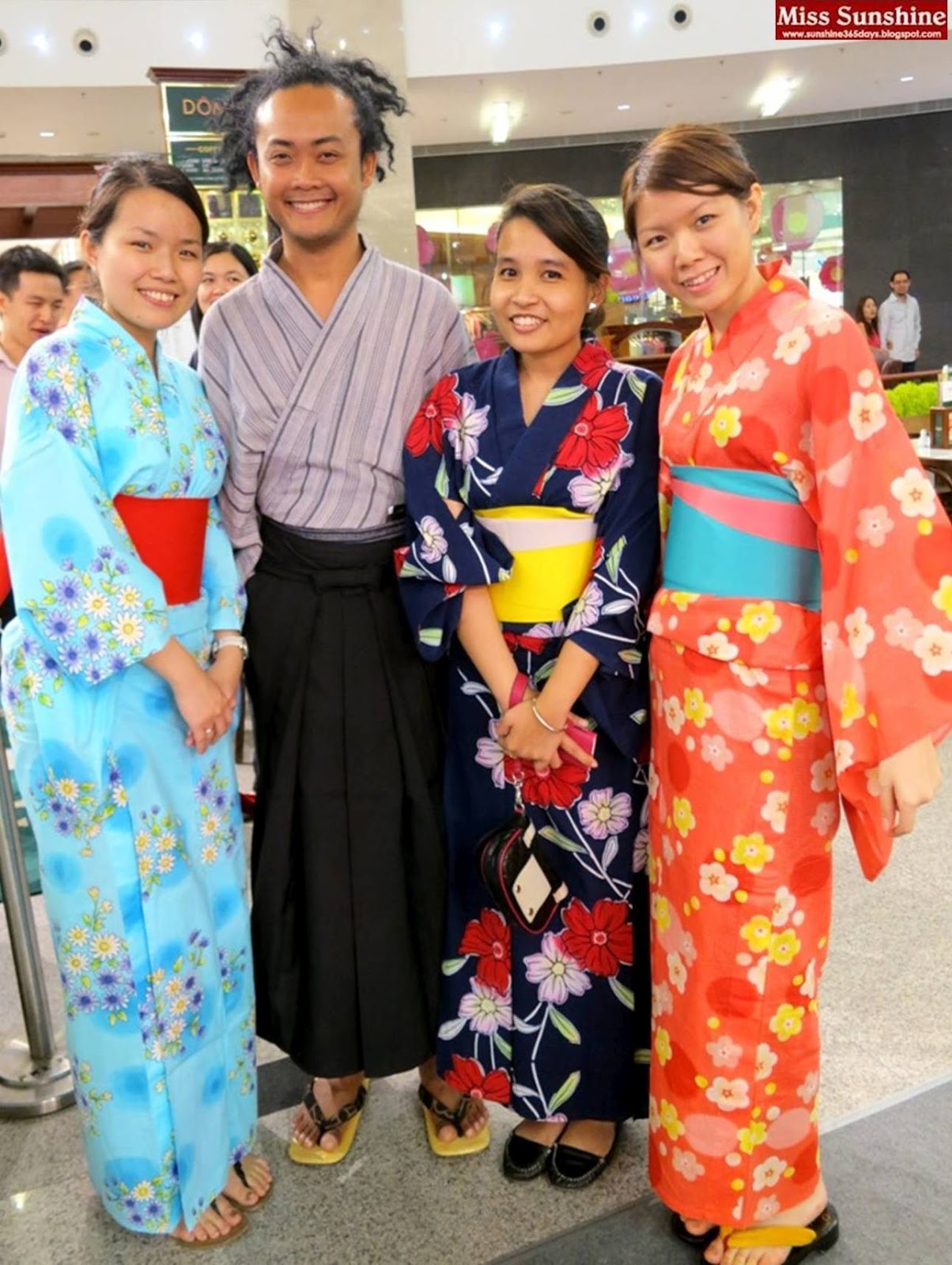 http://1.bp.blogspot.com/-E5GhHSQmZBg/UBBdRs0Y16I/AAAAAAAALLg/wocjt4phSQw/s1600/Tokyo+Street+Anni+5.jpg