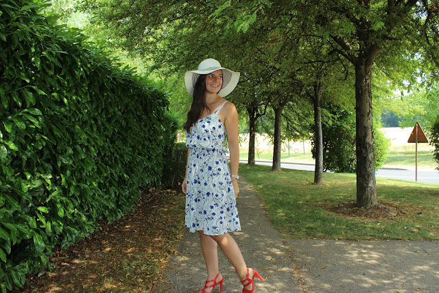 Robe zara à fleurs, chaussures Minelli, clickndress, capeline primark, lunettes Marc jacobs via keloptic